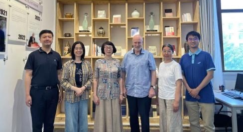 来访师生在安乐哲工作室交流