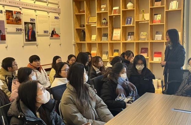 工作室内的讲座与学生交流现场
